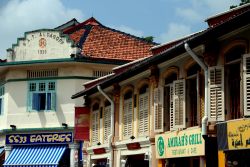 Ristoranti mediorientali a Kampong Glam, Singapore. Alcuni degli ottimi ristoranti ospitati nelle antiche case negozio cinesi del XIX° secolo nel cuore del distretto arabo - © LEE SNIDER ...