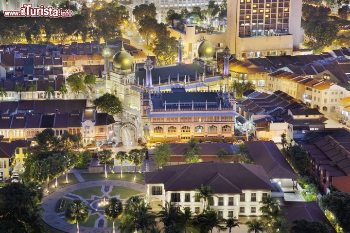 Immagine Veduta aerea della Sultan Mosque, Singapore. Il suggestivo panorama notturno che si può ammirare di notte dall'alto di un volo aereo - © JPL Designs / Shutterstock.com