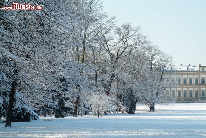 Immagine I giardini di Villa Reale a Monza, fotografati in inverno, dopo una bella nevicata lombarda - © angelo gilardelli / Shutterstock.com