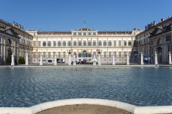 Fontana e facciata del complesso di Villa Reale a Monza - © Claudio Giovanni Colombo / Shutterstock.com