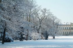 I giardini di Villa Reale a Monza, fotografati in inverno, dopo una bella nevicata lombarda - © angelo gilardelli / Shutterstock.com