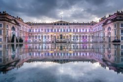 L'imponente complesso della Reggia di Monza in Lombardia, fotografata all'alba. Il Palazzo Reale venne costruito dagli Asburgo, e messo in posizione decentrata a nord-est di Milano - alessandro ...