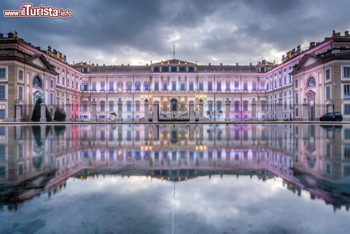 Immagine L'imponente complesso della Reggia di Monza in Lombardia, fotografata all'alba. Il Palazzo Reale venne costruito dagli Asburgo, e messo in posizione decentrata a nord-est di Milano - © alessandro radice / Shutterstock.com