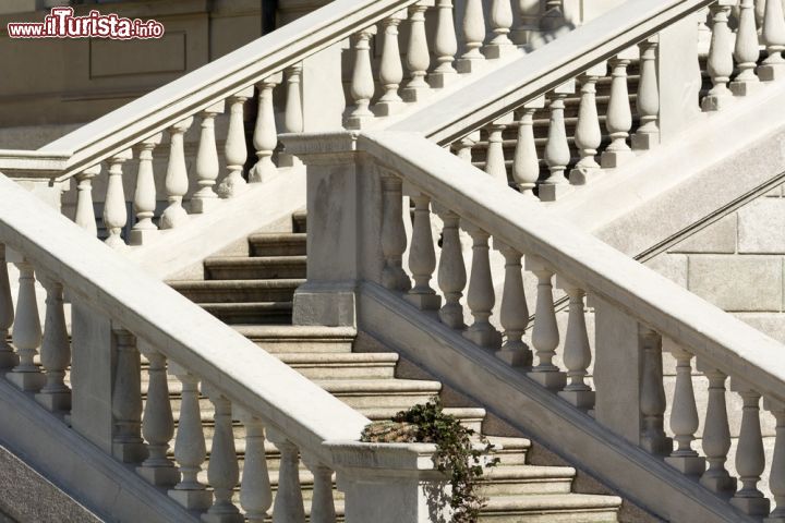 Immagine Il dettaglio dell scalinata d'accesso a Villa Reale di Monza - © Claudio Giovanni Colombo / Shutterstock.com