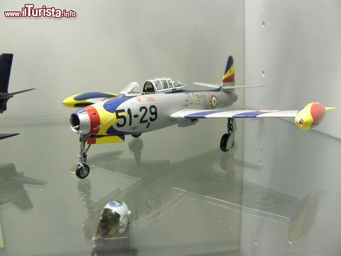 Immagine Aereo della squadriglia delle Tigri Bianche, famoso gruppo di volo acrobatico, esposto al Museo del modellismo storico di Voghiera - © www.museomodellismostorico.it