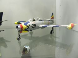 Aereo della squadriglia delle Tigri Bianche, famoso gruppo di volo acrobatico, esposto al Museo del modellismo storico di Voghiera - © www.museomodellismostorico.it