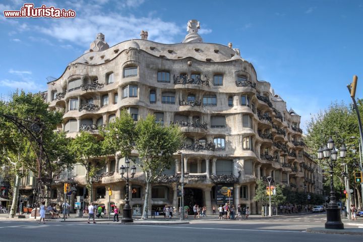 Immagine Casa Milà a Eixample, Barcellona, Spagna. Detta anche La Pedrera (che significa cava di pietra), questa bella costruzione realizzata fra il 1905 e il 1912 da Gaudì si trova al numero 92 di Passeig de Gracia. Dal 1984 fa parte del Patrimonio Mondiale dell'Unesco assieme ad altre opere dell'architetto spagnolo. Casa Mila è composta da sei piani con otto appartamenti ciascuno e da due bei cortili interni - © Mihai-Bogdan Lazar / Shutterstock.com