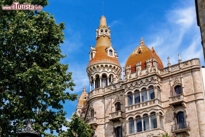 Immagine Casa Rocamora in Passeig de Gracia a Barcellona, Spagna. Noto anche come casa Lleo Morera, questo edificio si presenta più come una chiesa con facciata e pinnacoli gotici. A costruirla furono i fratelli Bassegoda in Passeig de Gracia, uno dei più importanti viali di Barcellona - © Mivr / Shutterstock.com