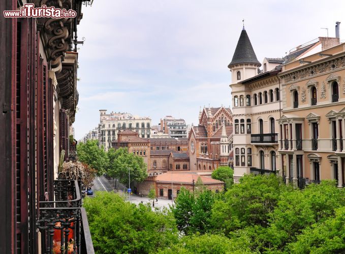 Immagine Distretto residenziale di Eixample a Barcellona, Spagna. Uno scorcio panoramico di Eixample, il quartiere di Cerdà che l'ha disegnato con una fitta rete di strade perpendicolari e uniformi - © Mivr / Shutterstock.com