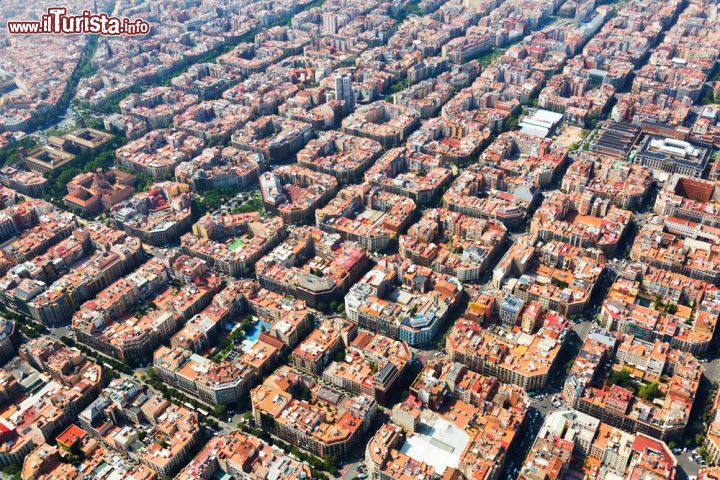 Immagine Panorama aereo degli edifici di Eixample a Barcellona, Spagna. L'architettura urbana di questo distretto di Barcellona, disegnato da Ildefons Cerdà, si presenta come un reticolo regolare formato da viali longitudinali - © Iakov Filimonov / Shutterstock.com