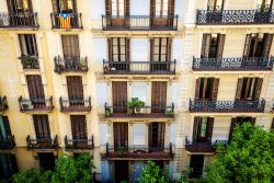 Facciata di edifici tradizionali del distretto di Eixample a Barcellona, Spagna. Sono impreziosite da belle ringhiere elaborate i balconi di questi palazzi del quartiere di Eixample  - Mivr ...