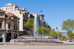 Incrocio fra Gran Via de les Corts Catalanes e Passeig de Gracia, Barcellona. Una bella fontana all'incrocio di queste due vie della città spagnola nel quartiere di Eixample, il più ...