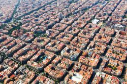 Panorama aereo degli edifici di Eixample a Barcellona, Spagna. L'architettura urbana di questo distretto di Barcellona, disegnato da Ildefons Cerdà, si presenta come un reticolo regolare ...