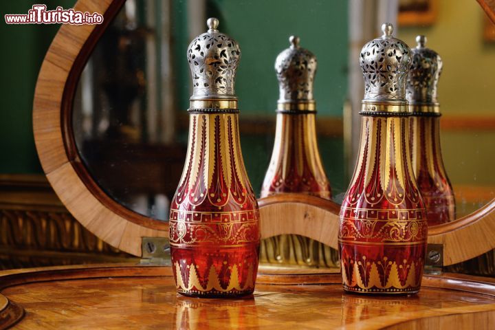 Immagine Alcune antiche bottiglie di profumo in una delle sale del palazzo di Tsarskoye Selo nei pressi di San Pietroburgo - © walter_g / Shutterstock.com