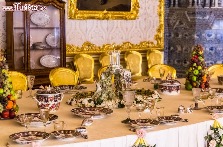 Immagine Antiche ceramiche da tavola al palazzo di Caterina di Pushkin, Russia. Disegni raffinati e preziosi per piatti e bicchieri di questa sala da pranzo del Palazzo di Caterina - © DVAD / Shutterstock.com