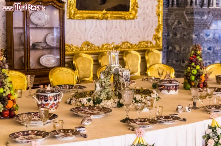 Immagine Antiche ceramiche da tavola al palazzo di Caterina di Pushkin, Russia. Disegni raffinati e preziosi per piatti e bicchieri di questa sala da pranzo del Palazzo di Caterina - © DVAD / Shutterstock.com