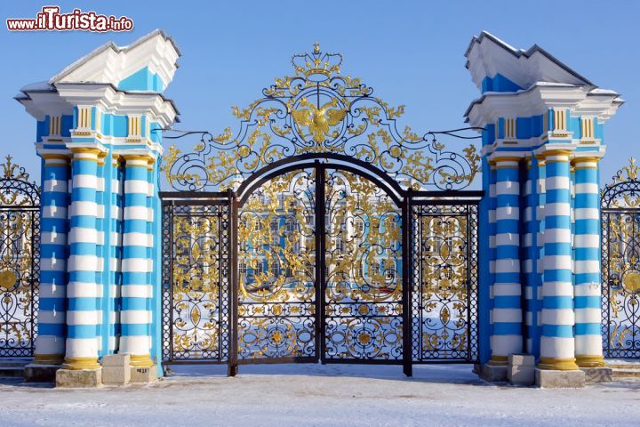 Immagine Cancello d'oro al Palazzo di Caterina a Pushkin, Russia. Il maestoso ingresso all'ex residenza estiva degli imperatori russi; realizzata nel 1752 per Caterina I di Russia, consorte preferita di Pietro il Grande, subì con il passare del tempo notevoli cambiamenti secondo i gusti dei proprietari successivi - © Sergey_Bogomyako / Shutterstock.com