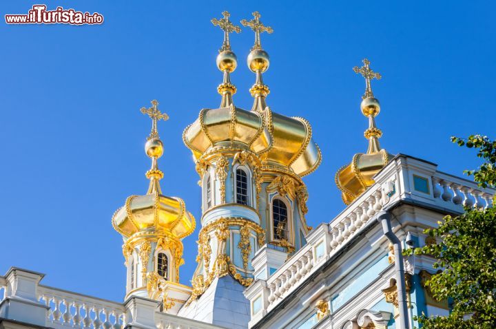 Immagine Cupole d'oro della chiesa al Palazzo di Caterina, Pushkin, Russia. In origine furono utilizzati qualcosa come 120 kg d'oro per ornare fregi, capitelli e cupole del palazzo - © FotograFFF / Shutterstock.com