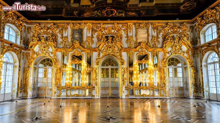 Immagine Great Hall al Palazzo di Caterina a Pushkin, Russia. La Grande Sala, conosciuta anche come la Sala della Luce, fu costruita fra il 1752 e il 1756: con i suoi circa  mille metri quadrati è la più grande del palazzo. Occupa l'intera larghezza del sontuoso edificio permettendo così una superba vista su entrambi i lati - © jejim / Shutterstock.com