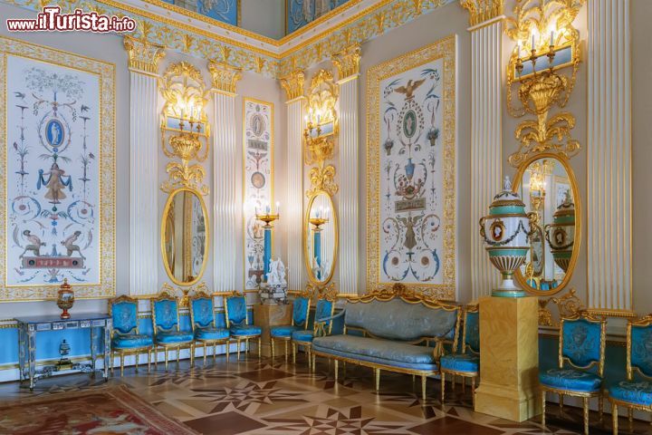 Immagine I lussuosi interni del Catherine Palace di Tsarskoye Selo (Pushkin), Russia. Pavimenti e marmi pregiati, decorazioni dorate e affreschi sulle pareti e sui soffitti: ecco una delle sale del Palazzo di Caterina a Pushkin - © Anna Pakutina / Shutterstock.com