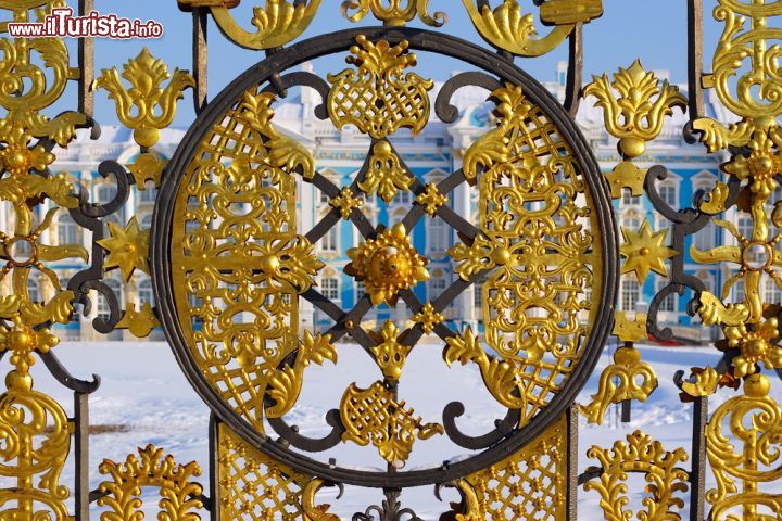 Immagine Il bel particolare del cancello dorato del Palazzo di Caterina a Pushkin, Russia - © Sergey_Bogomyako / Shutterstock.com