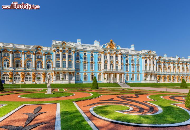 Immagine Il maestoso Palazzo di Caterina a Pushkin, Russia. Fotografato in una splendida giornata di sole, il palazzo di Pushkin (così ribattezzato in epoca sovietica in onore del grande poeta russo) è una delle attrazioni più importanti e visitate di Carskoe Selo - © Alexandr Shevchenko / Shutterstock.com