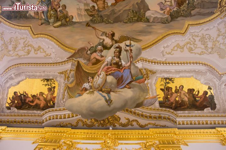 Immagine Il soffitto di una delle camere al Palazzo di Caterina di Pushkin, Russia. La splendida decorazione ad affresco che si può ammirare nel soffitto di una delle sale del palazzo - © gumbao / Shutterstock.com