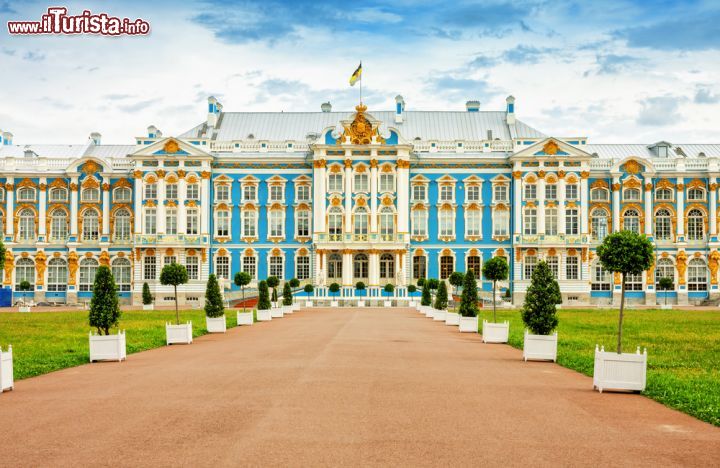 Immagine Il viale che conduce all'ingresso del Catherine Palace nella città di Tsarskoye Selo (Pushkin). La spettacolare vista che si può ammirare avvicinandosi a questo edificio che non ha nulla da invidiare alla reggia di Versailles - © Vladimir Sazonov / Shutterstock.com