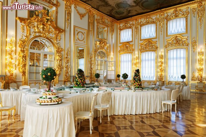 Immagine Interni del Palazzo di Caterina a Pushkin, Russia. Un tempo dimora d'estate per gli zar di Russia, oggi questo sontuoso palazzo è un famoso museo in stile barocco russo - © Anna Pakutina / Shutterstock.com