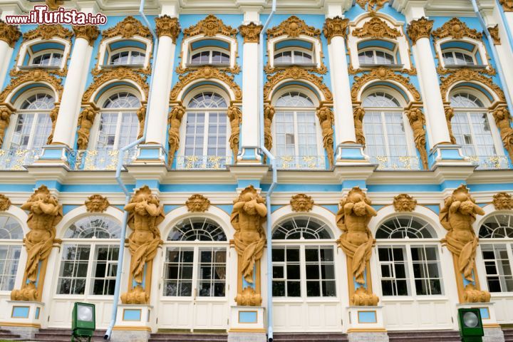 Immagine La facciata del Palazzo di Caterina a Pushkin, Russia. Decorazioni scultoree e antichi stucchi ornano e impreziosiscono la suggestiva facciata di questo edificio imperiale - © Blincov Denis / Shutterstock.com