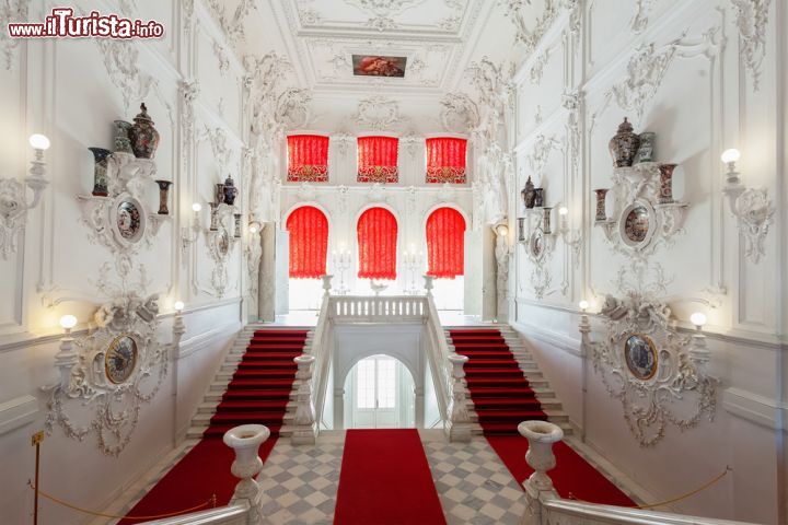 Immagine Le scale interne del Palazzo di Caterina a Pushkin, Russia. Da residenza estiva degli zar, questo palazzo, che si presenta con interni lussuosi grazie ai pregiati materiali utilizzati per la sua costruzione, è divenuto uno dei più celebri musei di San Pietroburgo da cui dista circa 25 km - © Anna Pakutina / Shutterstock.com