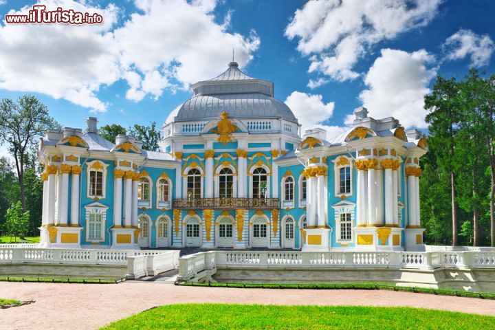 Immagine Padiglione Hermitage al Palazzo di Caterina di Pushkin, Russia. La bella facciata di uno dei padiglioni che impreziosiscono questa dimora russa eretta in stile rococò - © Brian Kinney / Shutterstock.com