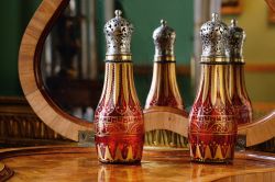 Alcune antiche bottiglie di profumo in una delle sale del palazzo di Tsarskoye Selo nei pressi di San Pietroburgo - © walter_g / Shutterstock.com 