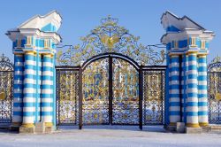 Cancello d'oro al Palazzo di Caterina a Pushkin, Russia. Il maestoso ingresso all'ex residenza estiva degli imperatori russi; realizzata nel 1752 per Caterina I di Russia, consorte preferita ...