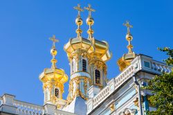 Cupole d'oro della chiesa al Palazzo di Caterina, Pushkin, Russia. In origine furono utilizzati qualcosa come 120 kg d'oro per ornare fregi, capitelli e cupole del palazzo - © FotograFFF ...
