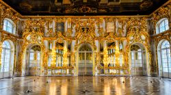 Great Hall al Palazzo di Caterina a Pushkin, Russia. La Grande Sala, conosciuta anche come la Sala della Luce, fu costruita fra il 1752 e il 1756: con i suoi circa  mille metri quadrati ...