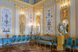 I lussuosi interni del Catherine Palace di Tsarskoye Selo (Pushkin), Russia. Pavimenti e marmi pregiati, decorazioni dorate e affreschi sulle pareti e sui soffitti: ecco una delle sale del Palazzo ...