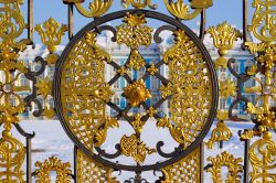 Il bel particolare del cancello dorato del Palazzo di Caterina a Pushkin, Russia - © Sergey_Bogomyako / Shutterstock.com