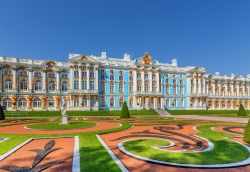 Il maestoso Palazzo di Caterina a Pushkin, Russia. Fotografato in una splendida giornata di sole, il palazzo di Pushkin (così ribattezzato in epoca sovietica in onore del grande poeta ...