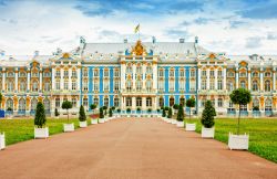 Il viale che conduce all'ingresso del Catherine Palace nella città di Tsarskoye Selo (Pushkin). La spettacolare vista che si può ammirare avvicinandosi a questo edificio che ...