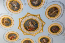 Le decorazioni sul soffitto all'interno del Palazzo di Caterina a Pushkin, Russia - © Pelikh Alexey / Shutterstock.com 