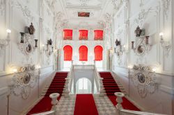 Le scale interne del Palazzo di Caterina a Pushkin, Russia. Da residenza estiva degli zar, questo palazzo, che si presenta con interni lussuosi grazie ai pregiati materiali utilizzati per la ...