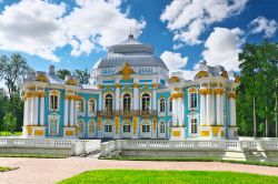 Padiglione Hermitage al Palazzo di Caterina di Pushkin, Russia. La bella facciata di uno dei padiglioni che impreziosiscono questa dimora russa eretta in stile rococò - © Brian Kinney ...