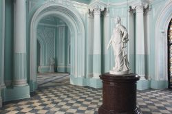 Sala Turchese at Tsarskoye Selo, Russia. Le pareti decorate con questa tonalità color pastello hanno dato il nome alla sala, una delle tante dell'ex residenza imperiale - © walter_g ...