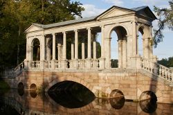 Un ponte nel parco di Caterina a Pushkin, Russia. Si riflette nell'acqua questo ponte coperto fatto costruire dall'imperatrice di Russia per adornare il vasto giardino che circonda la ...