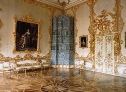 Una sala del Palazzo di Caterina a Tsarskoye Selo (Pushkin) vicino a San Pietroburgo, Russia. Come gli esterni dell'edificio, anche l'interno è caratterizzato da un grande lusso ...