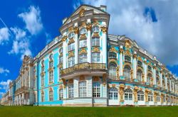 Uno scorcio fotografico del Catherine Palace di Pushkin, Russia. Il cielo blu intenso e il verde del giardino sono perfetta cornice per questa bella veduta del palazzo di Caterina I - © ...