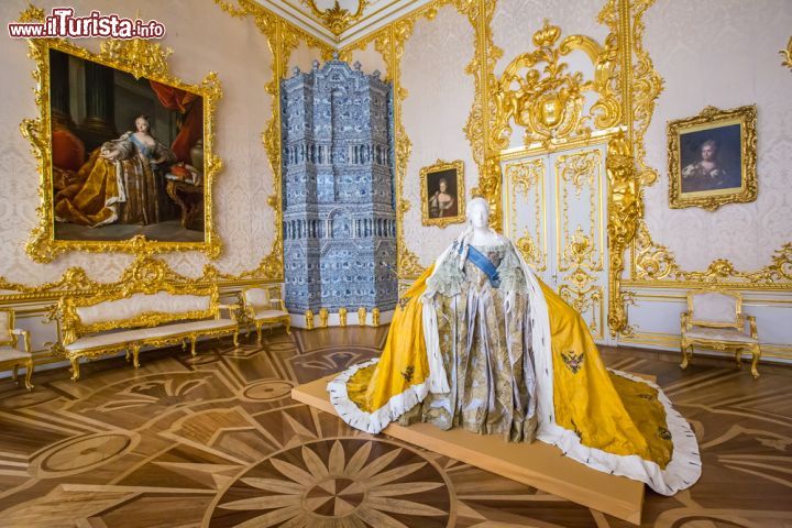 Immagine Quadri antichi nel Catherine Palace di Pushkin, Russia. Ai tanti dipinti che decorano le pareti di questo maestoso edificio si affiancano statue e decorazioni scultoree oltre a oggetti e abiti dell'epoca imperiale - © Piith Hant / Shutterstock.com