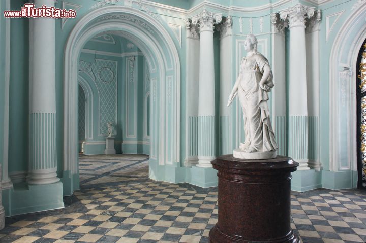 Immagine Sala Turchese at Tsarskoye Selo, Russia. Le pareti decorate con questa tonalità color pastello hanno dato il nome alla sala, una delle tante dell'ex residenza imperiale - © walter_g / Shutterstock.com 