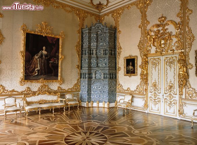 Immagine Una sala del Palazzo di Caterina a Tsarskoye Selo (Pushkin) vicino a San Pietroburgo, Russia. Come gli esterni dell'edificio, anche l'interno è caratterizzato da un grande lusso e da abbondanza di decorazioni - © walter_g / Shutterstock.com